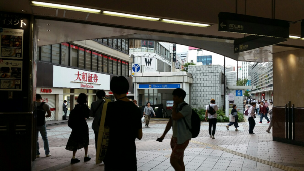 横浜駅の相鉄線1F改札から地上広場へ出る
