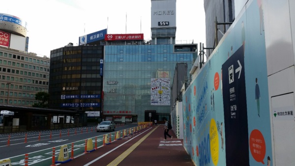 横浜駅の西口の交番前からきた東口へ