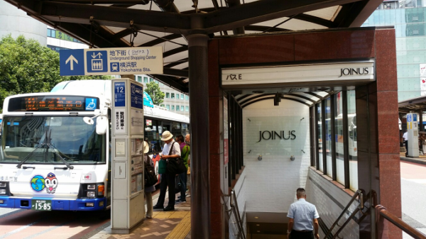 横浜駅西口バスターミナルから地下街へ下りる