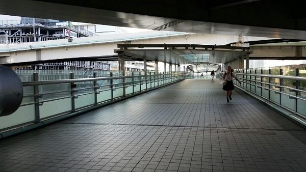 横浜駅きた東口Aにある横浜ベイクォーターへつながるベイウォーク