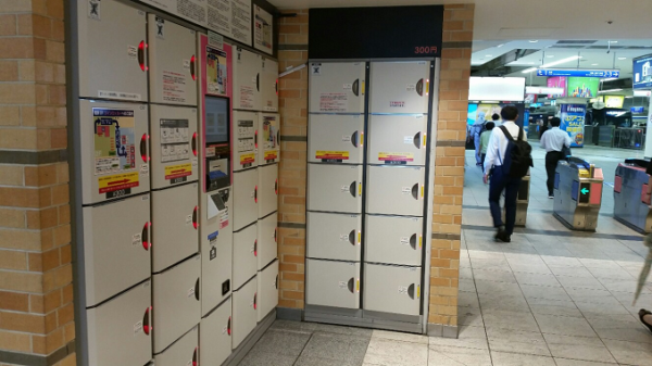 横浜駅の相鉄線2F改札の外で真ん前のロッカー