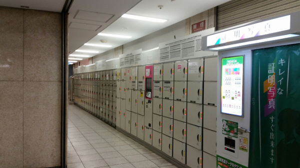 横浜駅構内、地下鉄ブルーラインのコンコースにある巨大ロッカー