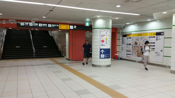 横浜駅の東横線から西口へ向かう