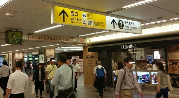 横浜駅の西口へ向かう看板