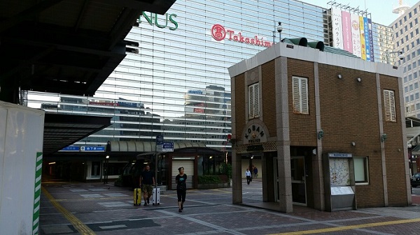 横浜駅西口交番前