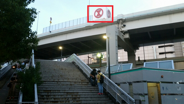 横浜駅東口の地上からそごうへ向かう