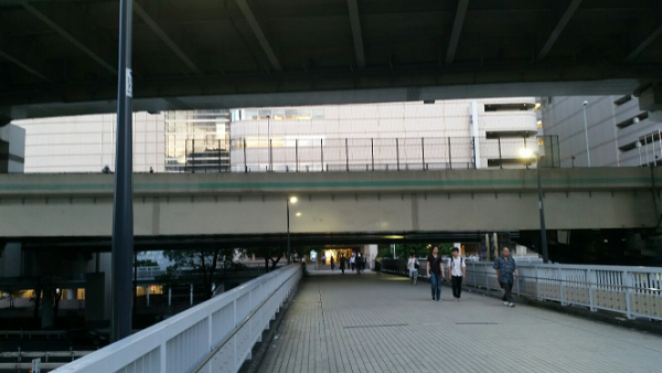 横浜駅東口の地上からそごうへ向かう