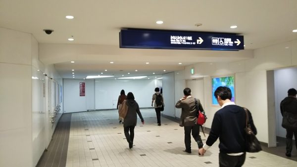 横浜駅からアンパンミュージアムへ向かう
