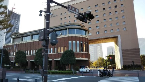 馬車道駅から赤レンガ倉庫へ向う（万国橋交差点）