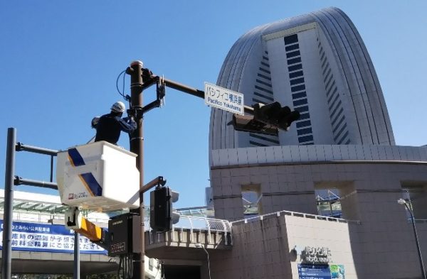 みなとみらい駅から赤レンガ倉庫へ向かう（パシフィコ横浜交差点前）