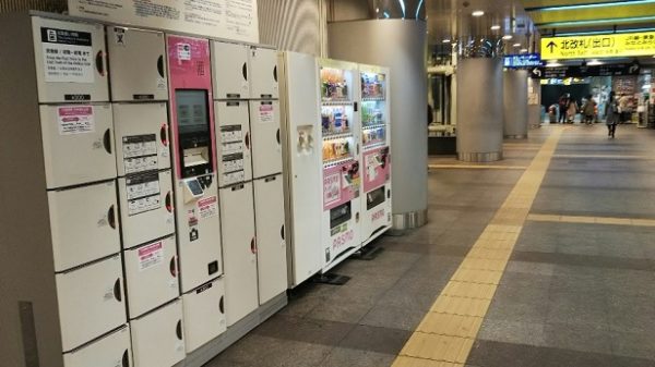 京急線横浜駅の北改札前のロッカー