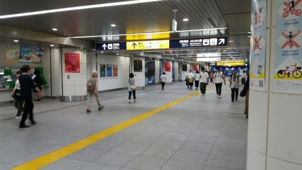 横浜駅の南通路