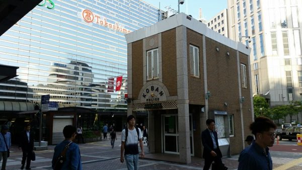 横浜駅西口の地上、交番前 横浜駅西口の地上、交番前