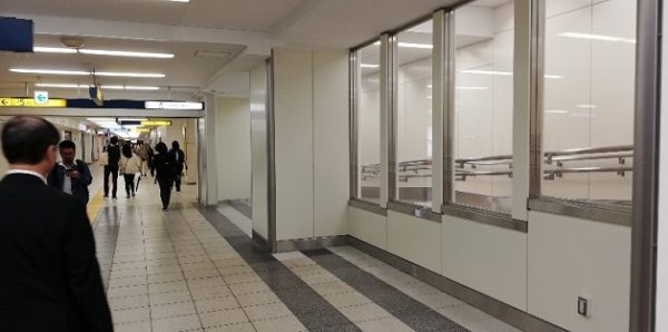 横浜駅地下鉄ブルーライン「JR連絡改札口」上ったところのスロープ（ロッカーは撤去済）