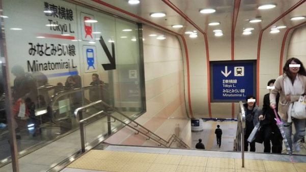 横浜駅東横線へ向う階段