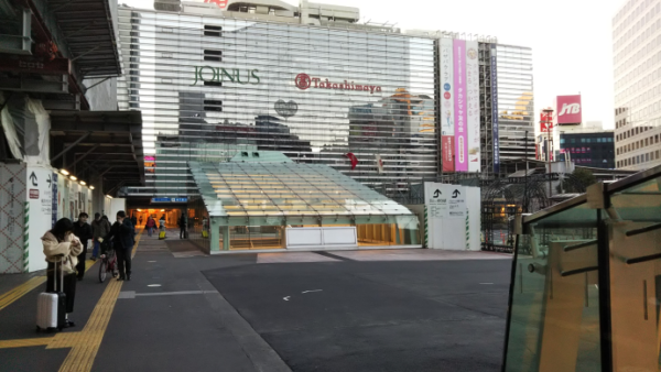 横浜駅中央西口前の広場