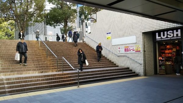 横浜駅の東口地上へでる階段
