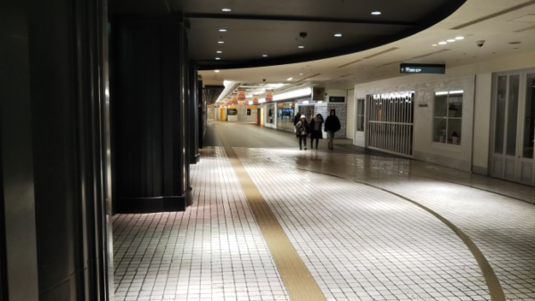 横浜駅のジョイナスのショッピング通路