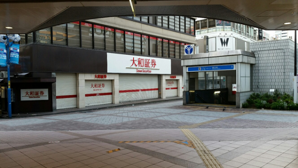 横浜駅みなみ西口広場
