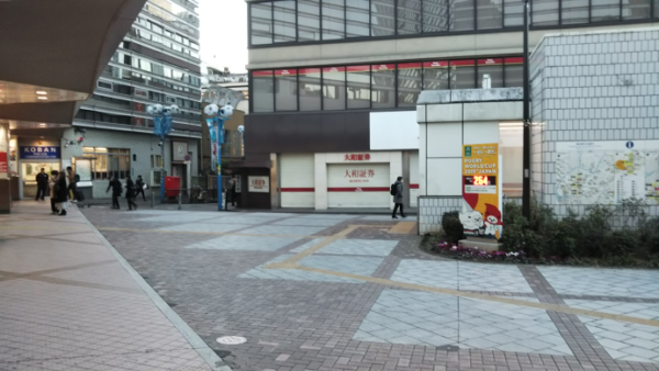 横浜駅のみなみ西口の広場