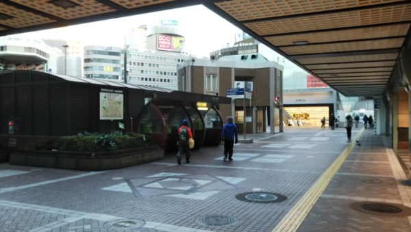 横浜駅中央西口の公衆電話と交番前
