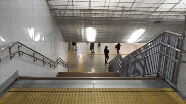 横浜駅中央西口の階段