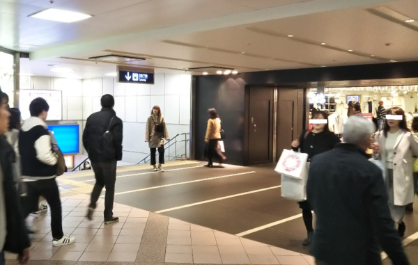 横浜駅相鉄線1F改札から地下鉄ブルーラインへ向う