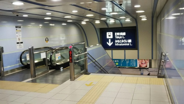 横浜駅東横線へ向う階段