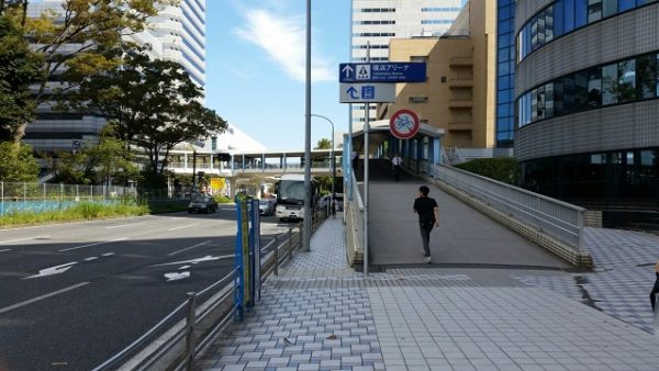 新横浜駅から横浜アリーナへ向かう（歩道橋）