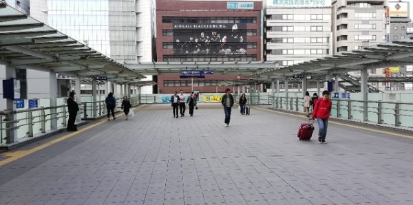新横浜駅の歩道橋