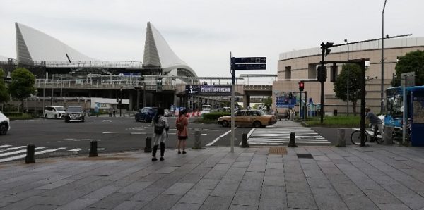 「パシフィコ横浜前」交差点、パシフィコ横浜の展示ホールの三角の屋根