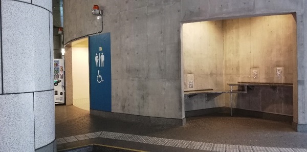パシフィコ横浜の円形広場（プラザ）のトイレ