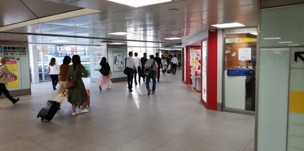新横浜駅のJR横浜線のホームへ向う