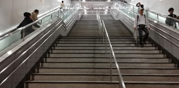 新横浜駅の地下鉄ブルーライン改札前の階段