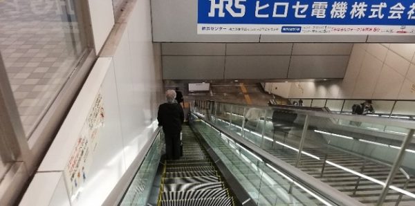 新横浜駅の地下鉄ブルーライン改札へ向う
