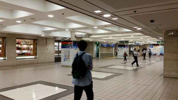 横浜駅東口のそごうビル内バス乗り場への入り口