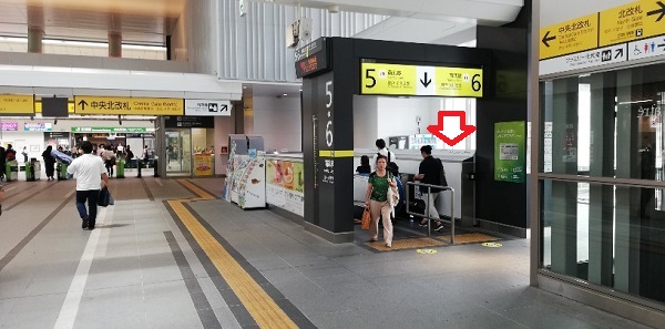 川崎駅の中央北改札の前（南武線へ降りる階段前）
