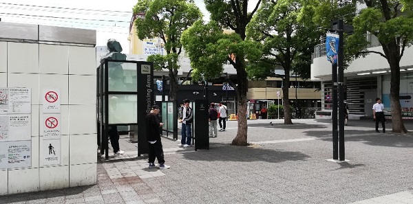 川崎駅の東口のヨドバシカメラ前の喫煙所