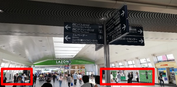 川崎駅の中央通路の両脇に設置されている巨大ロッカー
