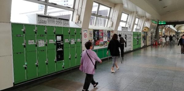 川崎駅構内、中央通路の両脇のロッカー