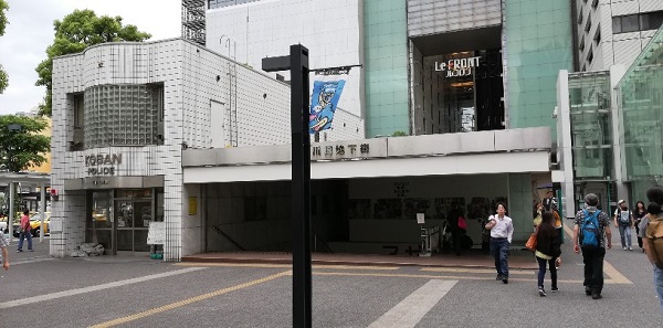 川崎駅のルフロン前の交番