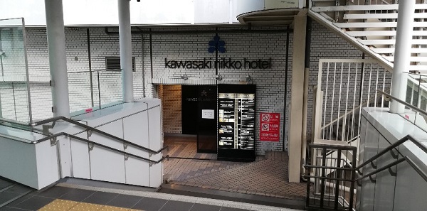 川崎駅の東西連絡通路（日航ホテルとの連結部分）