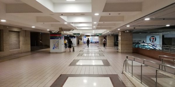 横浜駅東口のバス乗り場、行き先ごとの入り口スペース
