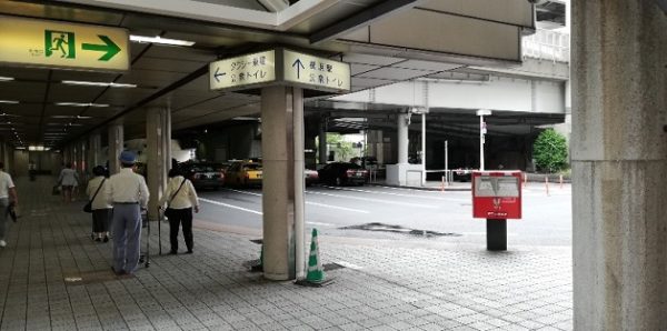 横浜駅の東口のタクシー乗り場（ポルタ地下街の端）