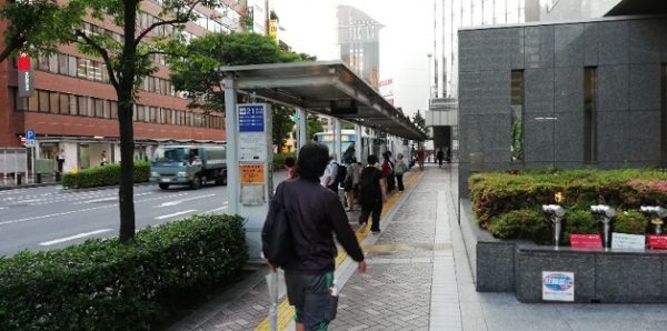 横浜駅西口第2バス乗り場の前