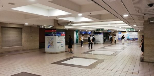 横浜駅の東口、バス乗り場への入り口スペース
