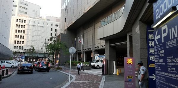 横浜駅西口のベイシェラトンホテルの駐車場入口前