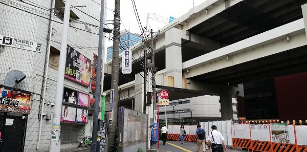 横浜駅のきた西口前の高架下