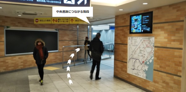 横浜駅相鉄線の2F改札前の階段