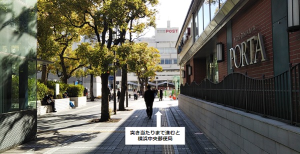 横浜駅東口交番前の通路